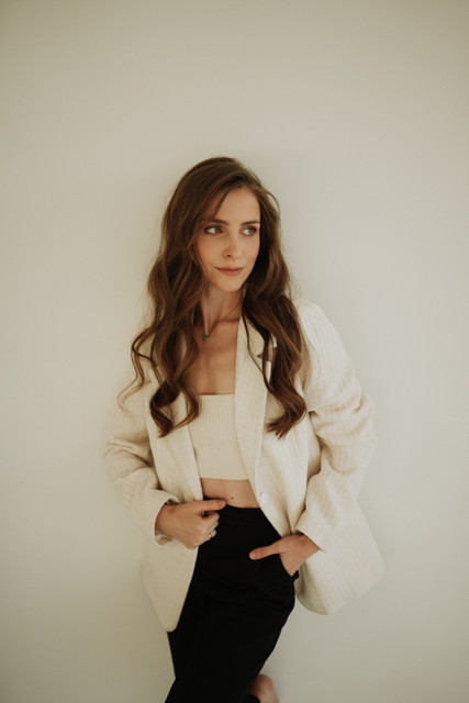 Minimalist Studio Chic: Polished Neutral Blazer & Crop Top Outfit and Styling Ideas