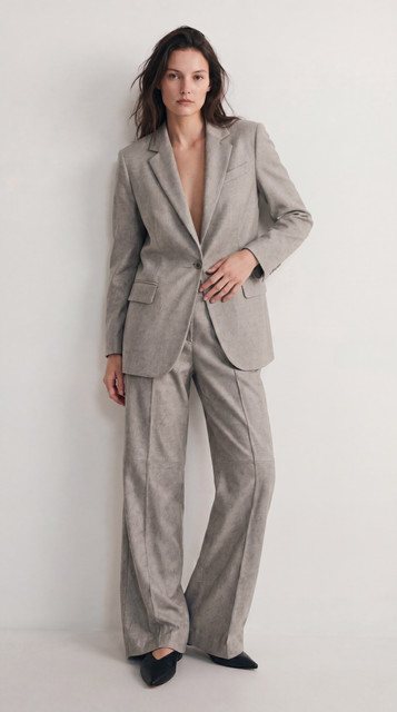 Modern Neutral Suit: Relaxed Tailoring & Confident Styling Editorial Photoshoot References