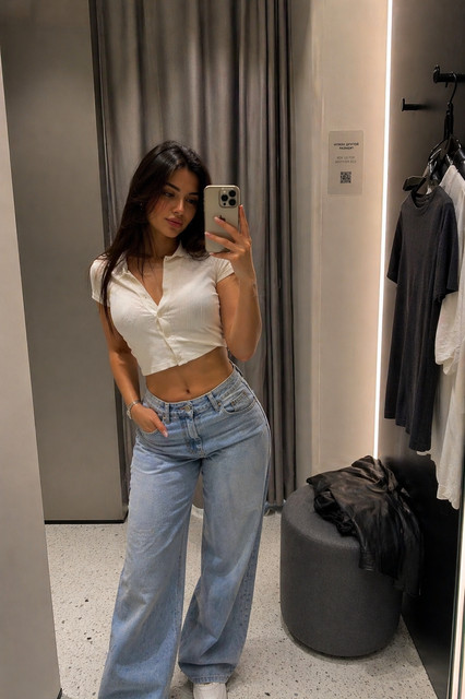 Effortless Casual & Neutral Styling: Modern Fitting Room Outfit and Styling Ideas