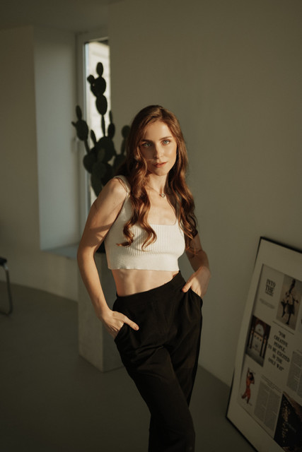 Modern Casual Chic: Soft Daylight Styling Reference Set