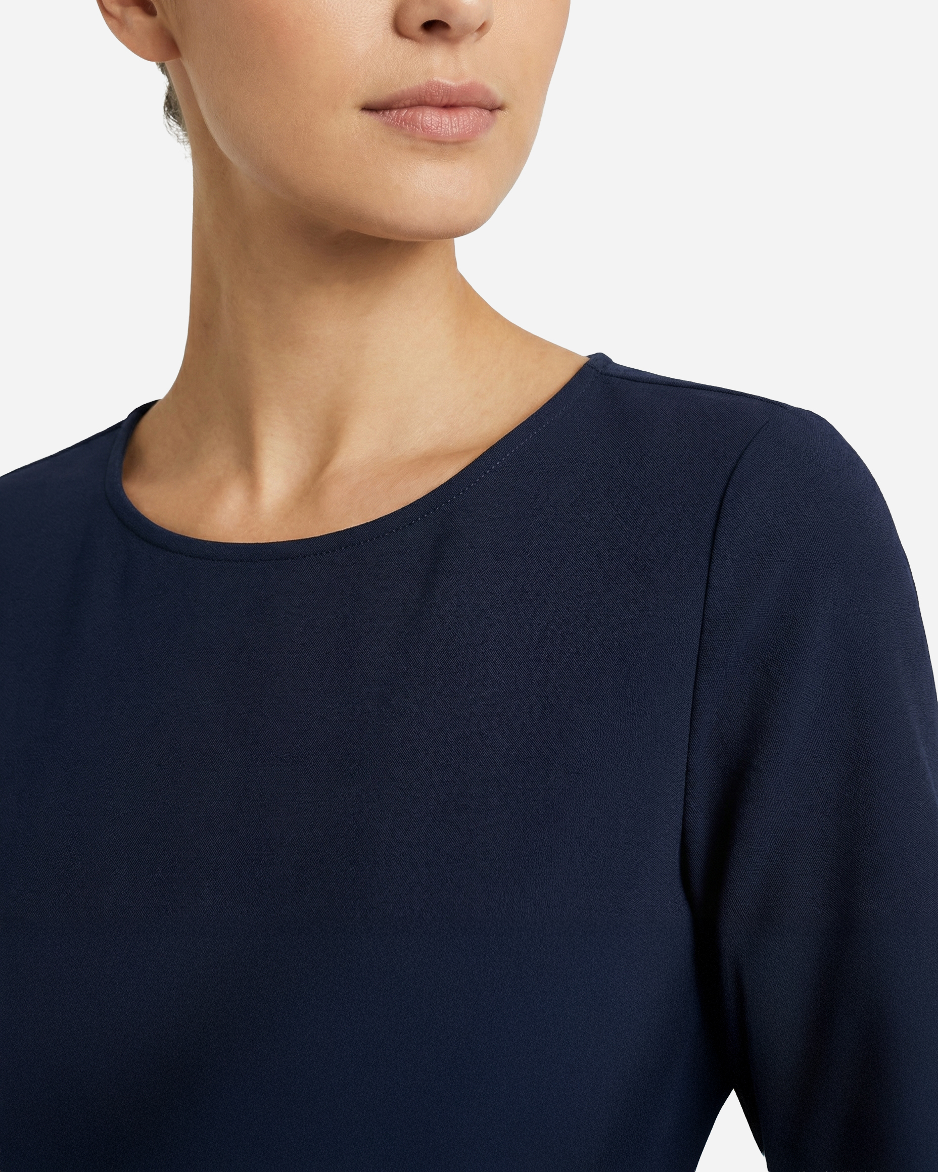 Collar Detail pose preview — Apiway White Studio