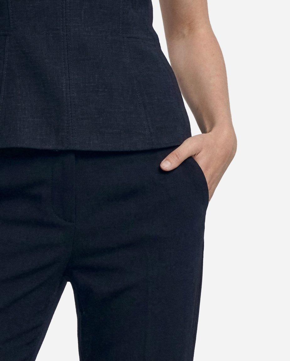 Headless Pocket Detail pose preview — Apiway White Studio