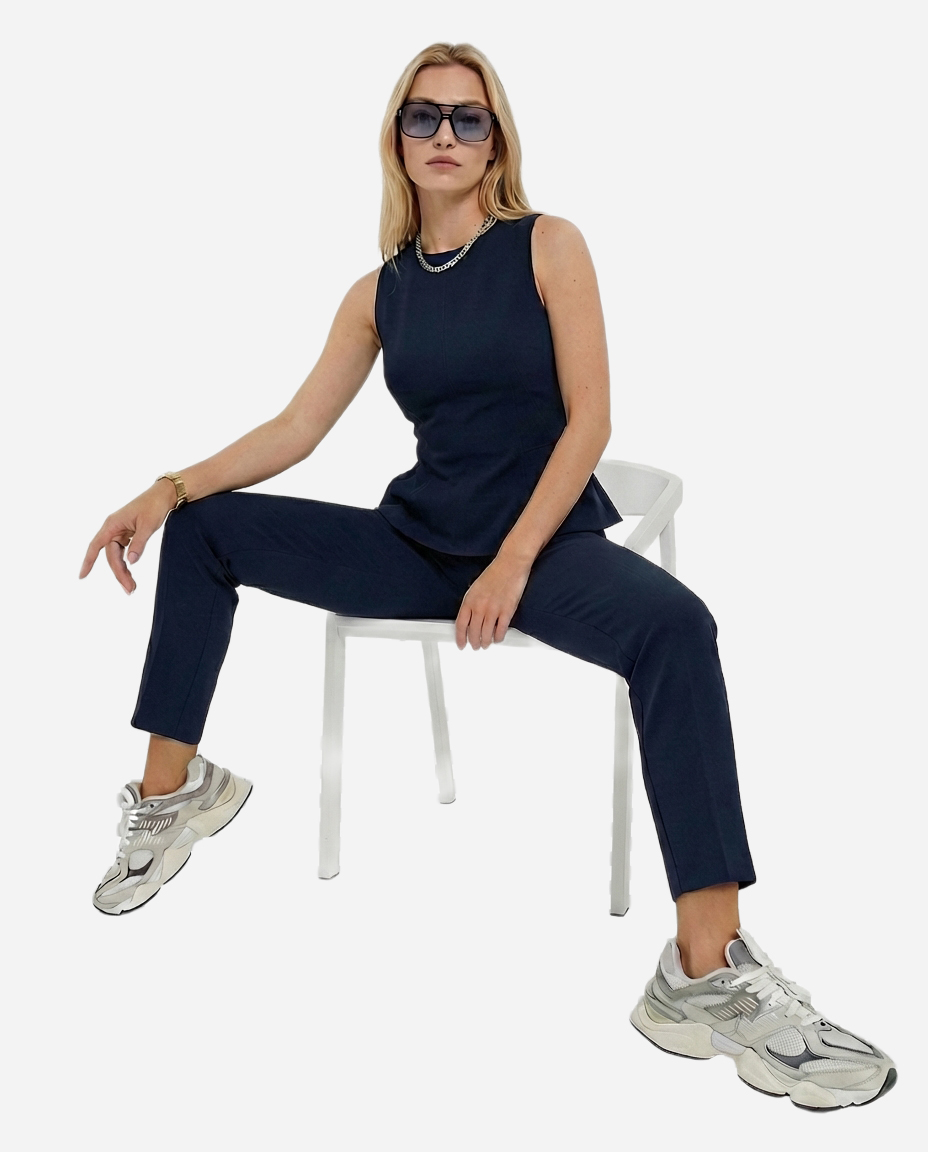 Seated Sporty Open pose preview — Apiway White Studio